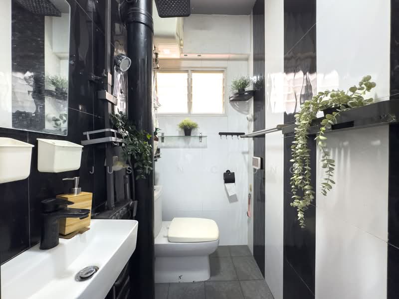 390 Yishun Avenue 6, 390 Yishun Avenue 6, 3 Bedrooms, 1,119 sqft, HDB Flat For Sale, by Justin Chong, 500195753 - Bathroom - PropertyGuru.com.sg