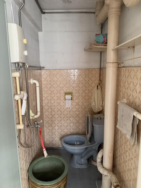 95 Old Airport Road, 95 Old Airport Road, 2 Bedrooms, 603 sqft, HDB Flat For Sale, by Roger Lau, 500195831 - Bathroom - PropertyGuru.com.sg