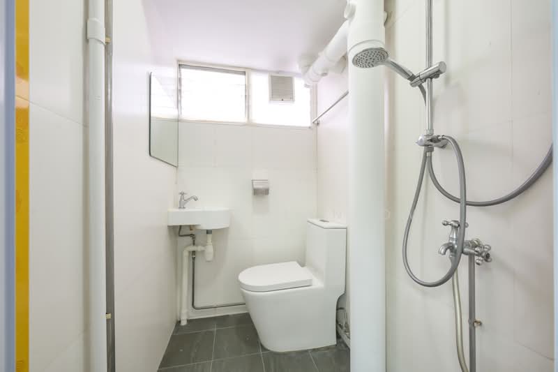 434 Clementi Avenue 3, 434 Clementi Avenue 3, 2 Bedrooms, 721 sqft, HDB Flat For Sale, by Gwendolyn Ow, 500195840 - Bathroom - PropertyGuru.com.sg