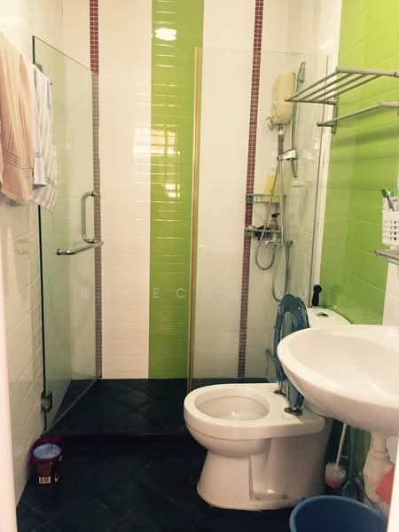 14 Lorong 7 Toa Payoh, 14 Lorong 7 Toa Payoh, 3 Bedrooms, 1,119 sqft, HDB Flat For Sale, by Rebecca Xu, 500195939 - Bathroom - PropertyGuru.com.sg