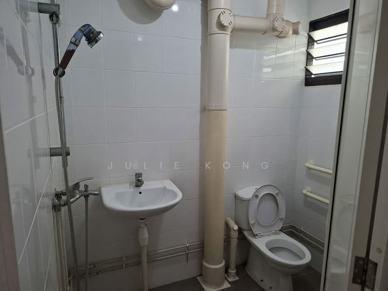 717 Clementi West Street 2, 717 Clementi West Street 2, Room Rental, 80 sqft, HDB Flat For Rent, by Julie Kong, 500195943 - Bathroom - PropertyGuru.com.sg