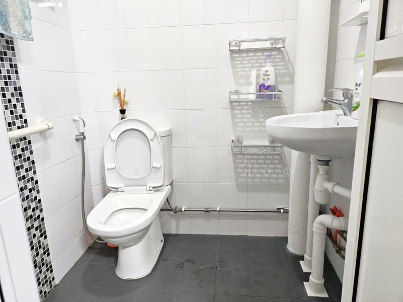 423 Bukit Batok West Avenue 2, 423 Bukit Batok West Avenue 2, Room Rental, 120 sqft, HDB Flat For Rent, by Steven Choo, 500195981 - Bathroom - PropertyGuru.com.sg