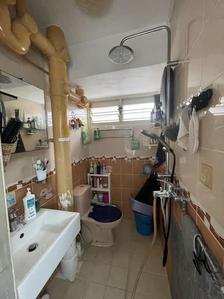 102 Bedok North Avenue 4, 102 Bedok North Avenue 4, 2 Bedrooms, 721 sqft, HDB Flat For Sale, by Lynn Tan 陈 俏 霖, 500196070 - Bathroom - PropertyGuru.com.sg