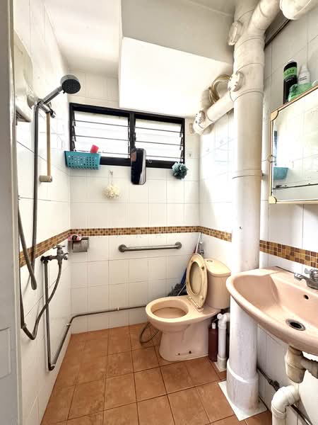 608 Clementi West Street 1, 608 Clementi West Street 1, 2 Bedrooms, 721 sqft, HDB Flat For Sale, by Clara Lim, 500196089 - Bathroom - PropertyGuru.com.sg