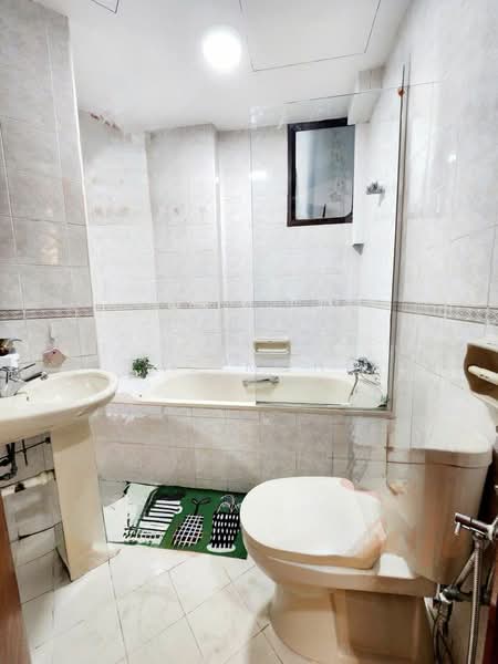 Parc Oasis, 35 Jurong East Avenue 1, 5 Bedrooms, 1,069 sqft, Condominium For Rent, by Zac Mohd, 500196100 - Bathroom - PropertyGuru.com.sg