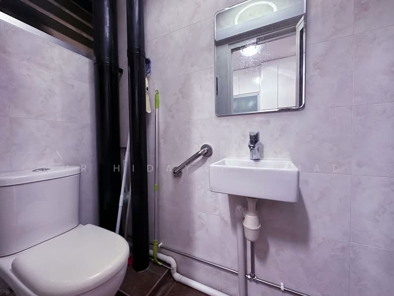 894 Tampines Street 81, 894 Tampines Street 81, 4 Bedrooms, 1,572 sqft, HDB Flat For Sale, by Nur Hidayah Ahmad, 500196116 - Common Bathroom Level 1 - PropertyGuru.com.sg