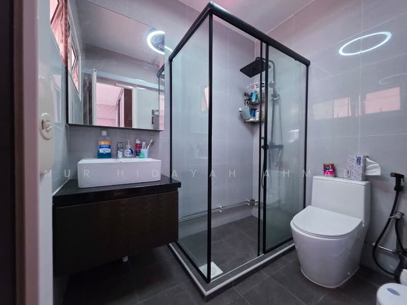 894 Tampines Street 81, 894 Tampines Street 81, 4 Bedrooms, 1,572 sqft, HDB Flat For Sale, by Nur Hidayah Ahmad, 500196116 - Master bathroom - PropertyGuru.com.sg