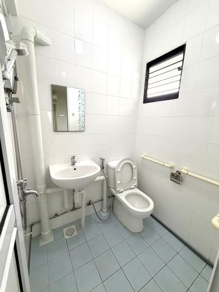 178 Ang Mo Kio Avenue 4, 178 Ang Mo Kio Avenue 4, 2 Bedrooms, 732 sqft, HDB Flat For Rent, by Wilson Chen, 500196140 - Master Bathroom - PropertyGuru.com.sg
