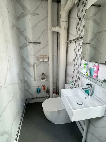 839 Yishun Street 81, 839 Yishun Street 81, 3 Bedrooms, 1,108 sqft, HDB Flat For Rent, by Lewis Tam, 500196171 - Bathroom - PropertyGuru.com.sg