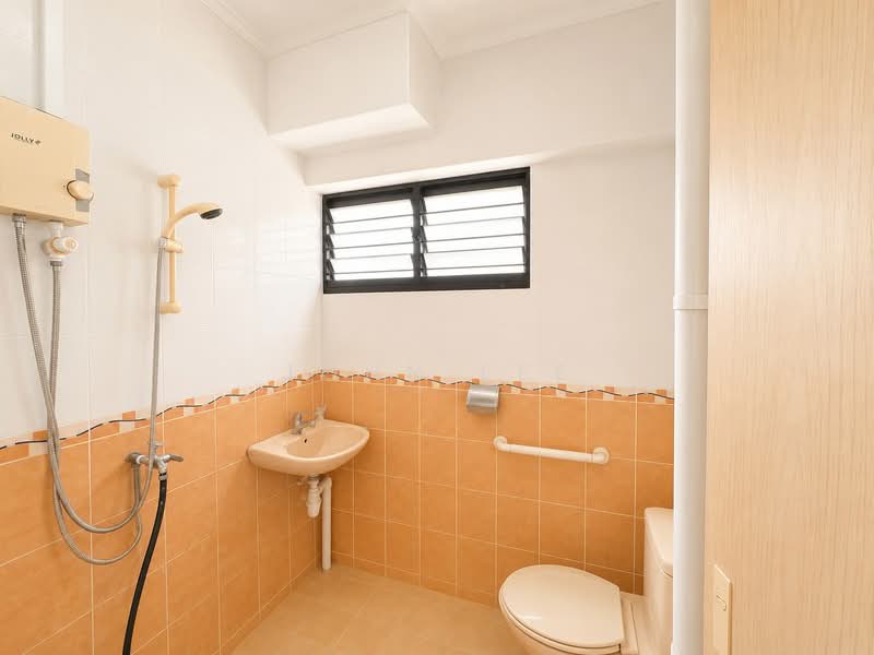 349 Jurong East Avenue 1, 349 Jurong East Avenue 1, 3 Bedrooms, 936 sqft, HDB Flat For Sale, by John Lee, 500196173 - Bathroom - PropertyGuru.com.sg