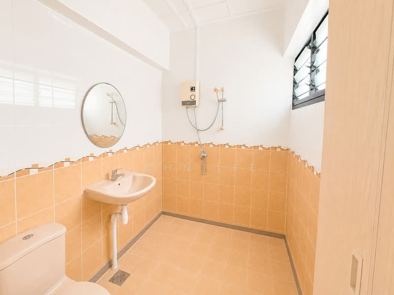 349 Jurong East Avenue 1, 349 Jurong East Avenue 1, 3 Bedrooms, 936 sqft, HDB Flat For Sale, by John Lee, 500196173 - Bathroom - PropertyGuru.com.sg