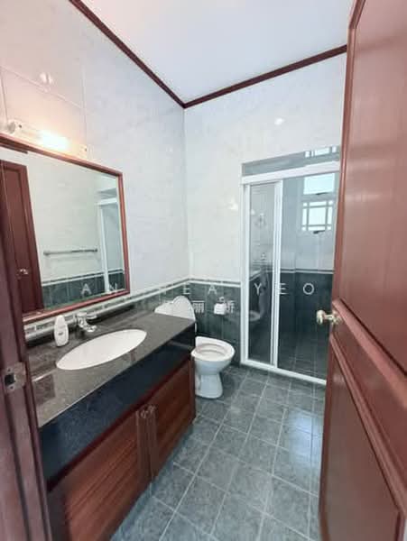 Holland Green, Holland Green, 5 Bedrooms, 4,500 sqft, Detached House For Sale, by Anthea Yeo 杨丽娇, 500196193 - Bathroom - PropertyGuru.com.sg