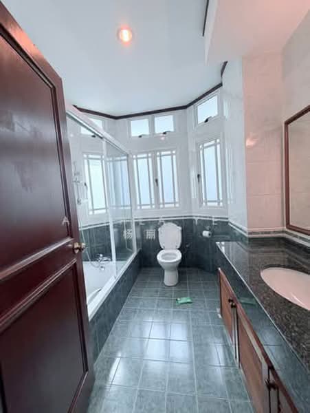 Holland Green, Holland Green, 5 Bedrooms, 4,500 sqft, Detached House For Sale, by Anthea Yeo 杨丽娇, 500196193 - Bathroom - PropertyGuru.com.sg