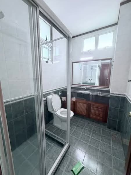 Holland Green, Holland Green, 5 Bedrooms, 4,500 sqft, Detached House For Sale, by Anthea Yeo 杨丽娇, 500196193 - Bathroom - PropertyGuru.com.sg
