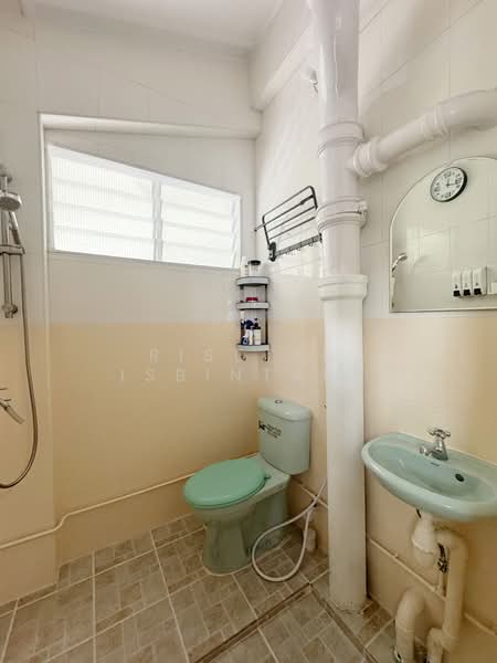 632 Bedok Reservoir Road, 632 Bedok Reservoir Road, 2 Bedrooms, 721 sqft, HDB Flat For Sale, by Risdian Isbintara, 500196197 - Bathroom - PropertyGuru.com.sg