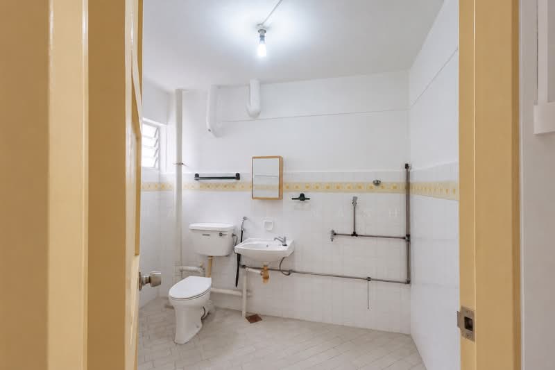 551 Jurong West Street 42, 551 Jurong West Street 42, 3 Bedrooms, 1,485 sqft, HDB Flat For Sale, by Haikal Nash, 500196230 - Master Bathroom - PropertyGuru.com.sg