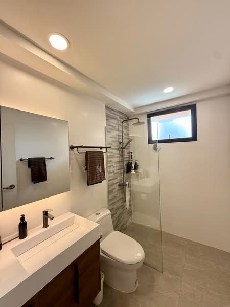 Yong An Park, 325 River Valley Road, 4 Bedrooms, 3,606 sqft, Condominium For Sale, by Lynn Er, 500196276 - Bathroom - PropertyGuru.com.sg