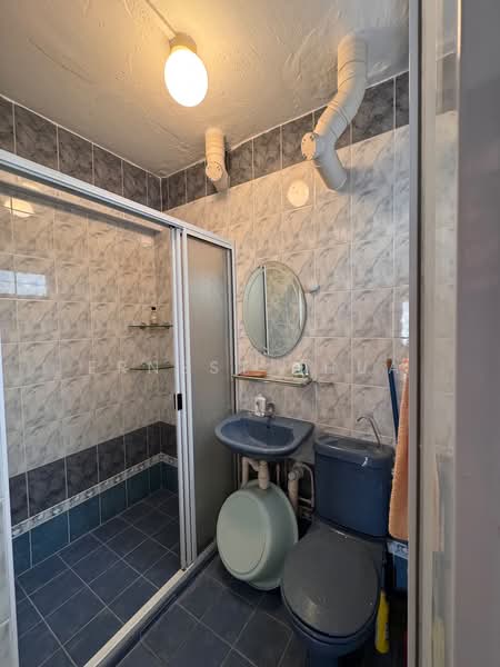 261 Tampines Street 21, 261 Tampines Street 21, 2 Bedrooms, 839 sqft, HDB Flat For Sale, by Ernest Phua, 500196320 - Bathroom - PropertyGuru.com.sg