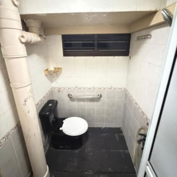 319 Ang Mo Kio Avenue 1, 319 Ang Mo Kio Avenue 1, 2 Bedrooms, 786 sqft, HDB Flat For Sale, by Riyan Ria, 500196338 - Bathroom - PropertyGuru.com.sg