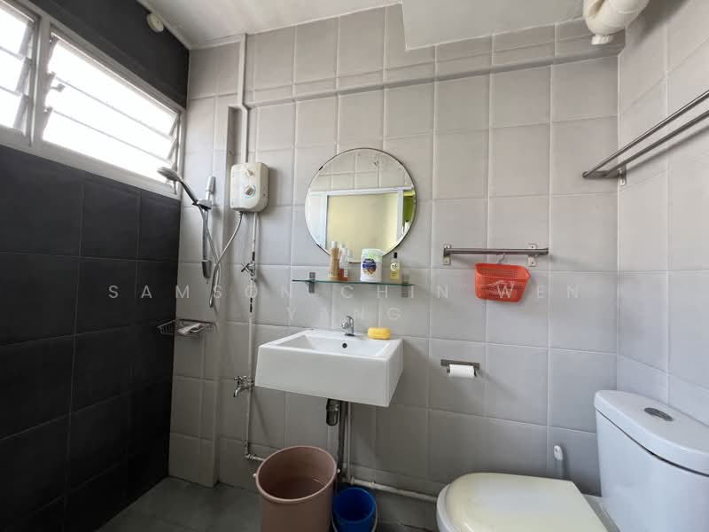 208 Bukit Batok Street 21, 208 Bukit Batok Street 21, 3 Bedrooms, 1,119 sqft, HDB Flat For Sale, by Samson Chin Wen Yang, 500196359 - Bathroom - PropertyGuru.com.sg