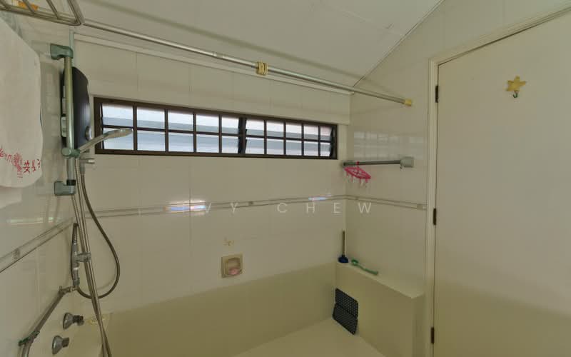 Bedok Ria, Bedok Ria Crescent, 4 Bedrooms, 2,000 sqft, Terraced House For Sale, by Ivy Chew, 500196380 - Master Bathroom - PropertyGuru.com.sg