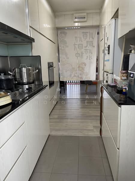 574 Hougang Street 51, 574 Hougang Street 51, 4 Bedrooms, 1,259 sqft, HDB Flat For Sale, by Wong Lay Hong Jen, 500196388 - Kitchen - PropertyGuru.com.sg