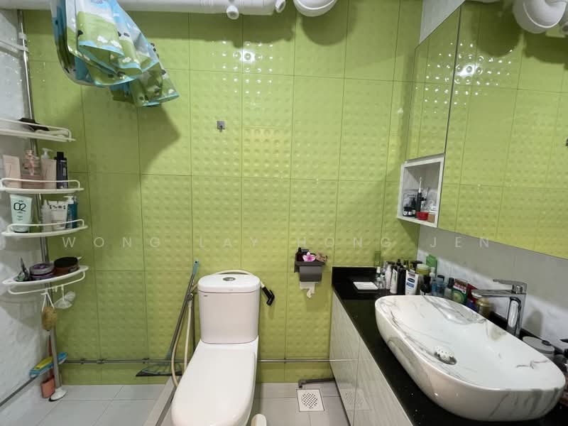 574 Hougang Street 51, 574 Hougang Street 51, 4 Bedrooms, 1,259 sqft, HDB Flat For Sale, by Wong Lay Hong Jen, 500196388 - Bathroom - PropertyGuru.com.sg