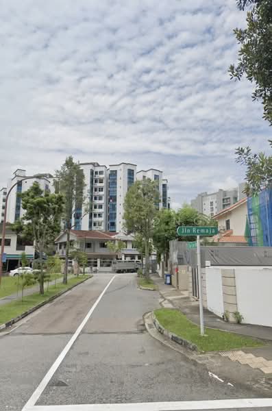 JALAN REMAJA. MUST BUY! MOVE IN CONDITION!, Jalan Remaja, 5 Bedrooms, 3,500 sqft, Semi-Detached House For Sale, by Eric Ong, 500196398 - PropertyGuru.com.sg