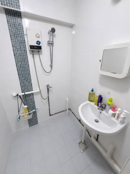 270 Tampines Street 21, 270 Tampines Street 21, Room Rental, 120 sqft, HDB Flat For Rent, by Jackie Chan, 500196421 - Bathroom - PropertyGuru.com.sg
