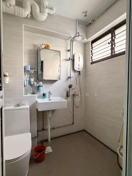 223 Bishan Street 23, 223 Bishan Street 23, 4 Bedrooms, 1,302 sqft, HDB Flat For Rent, by Christina Wong, 500196476 - Master Bathroom - PropertyGuru.com.sg