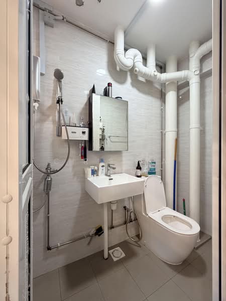 223 Bishan Street 23, 223 Bishan Street 23, 4 Bedrooms, 1,302 sqft, HDB Flat For Rent, by Christina Wong, 500196476 - Common Bathroom - PropertyGuru.com.sg