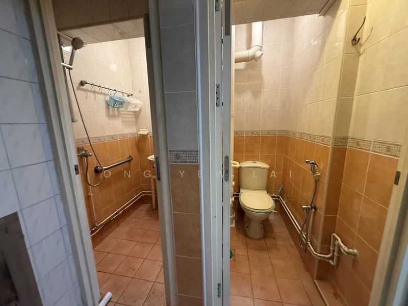 17 Beach Road, 17 Beach Road, 3 Bedrooms, 828 sqft, HDB Flat For Rent, by Ong Yew Lai, 500196492 - Bathroom - PropertyGuru.com.sg