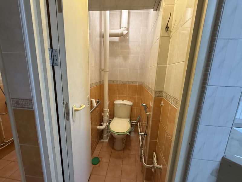 17 Beach Road, 17 Beach Road, 3 Bedrooms, 828 sqft, HDB Flat For Rent, by Ong Yew Lai, 500196492 - Bathroom - PropertyGuru.com.sg