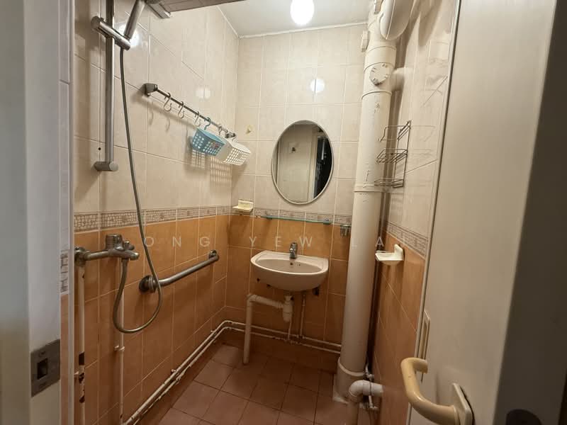 17 Beach Road, 17 Beach Road, 3 Bedrooms, 828 sqft, HDB Flat For Rent, by Ong Yew Lai, 500196492 - Bathroom - PropertyGuru.com.sg