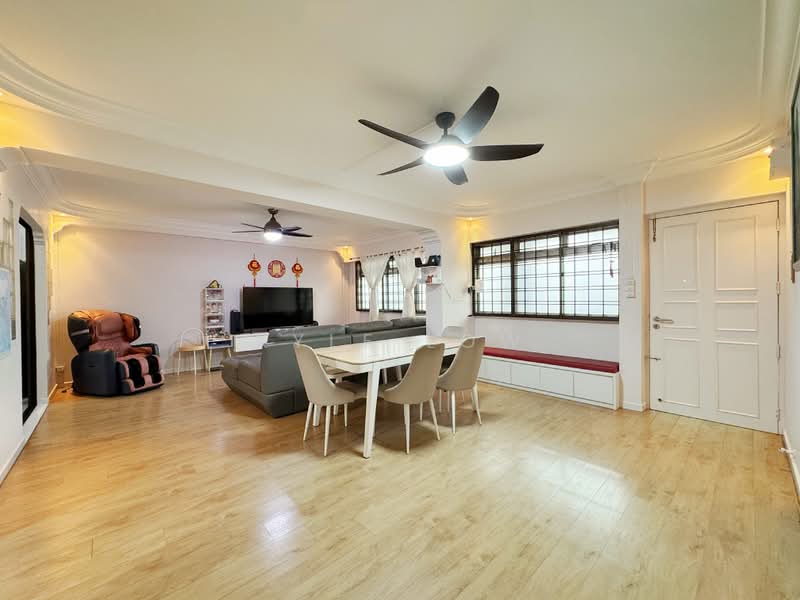 739 Jurong West Street 73, 739 Jurong West Street 73, 3 Bedrooms, 1,141 sqft, HDB Flat For Sale, by Kyle Low, 500196496 - Living Room - PropertyGuru.com.sg
