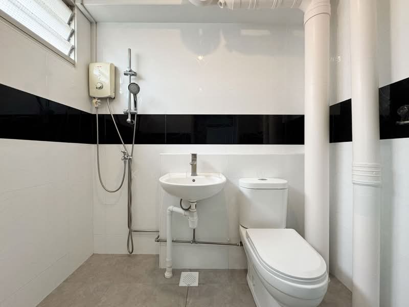 739 Jurong West Street 73, 739 Jurong West Street 73, 3 Bedrooms, 1,141 sqft, HDB Flat For Sale, by Kyle Low, 500196496 - Bathroom - PropertyGuru.com.sg
