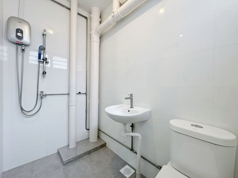 739 Jurong West Street 73, 739 Jurong West Street 73, 3 Bedrooms, 1,141 sqft, HDB Flat For Sale, by Kyle Low, 500196496 - Bathroom - PropertyGuru.com.sg