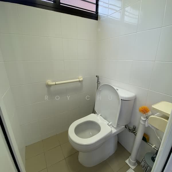 42 Holland Drive, 42 Holland Drive, 2 Bedrooms, 635 sqft, HDB Flat For Sale, by Roy Chua, 500196523 - Bathroom - PropertyGuru.com.sg