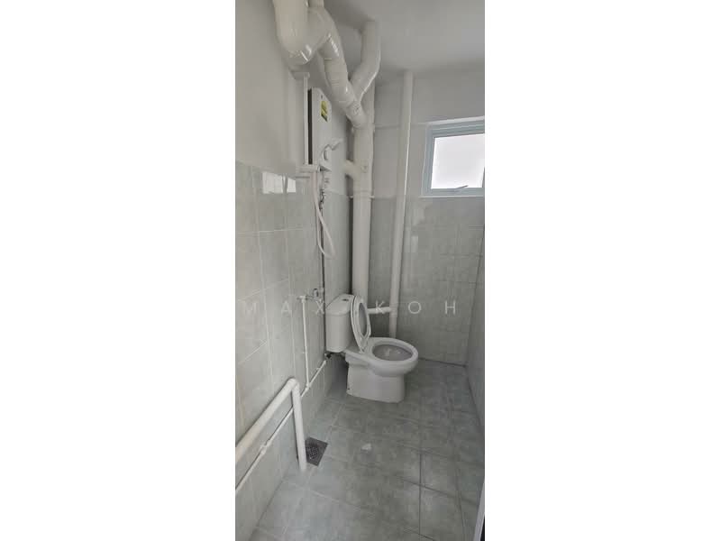 323 Bukit Batok Street 33 - second storey shophouse, 323 Bukit Batok Street 33, 688 sqft, Shop / Shophouse For Rent, by Max Koh, 500196527 - Bathroom - CommercialGuru.com.sg