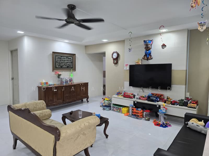 252 Bangkit Road, 252 Bangkit Road, 3 Bedrooms, 1,120 sqft, HDB Flat For Sale, by Norjahan Majeed, 500196559 - Living Room - PropertyGuru.com.sg