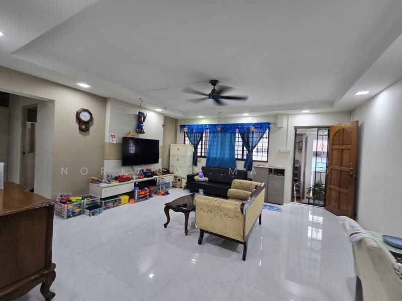 252 Bangkit Road, 252 Bangkit Road, 3 Bedrooms, 1,120 sqft, HDB Flat For Sale, by Norjahan Majeed, 500196559 - Living Room - PropertyGuru.com.sg