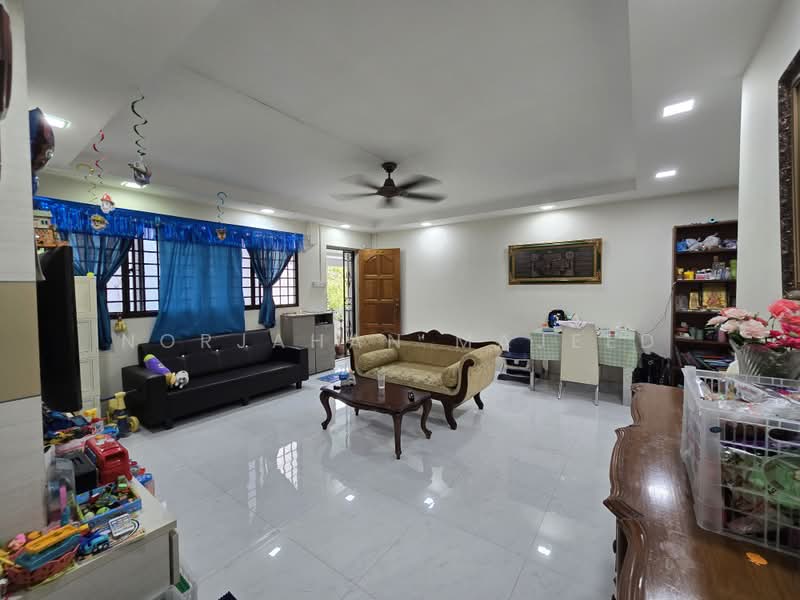 252 Bangkit Road, 252 Bangkit Road, 3 Bedrooms, 1,120 sqft, HDB Flat For Sale, by Norjahan Majeed, 500196559 - Living Room - PropertyGuru.com.sg