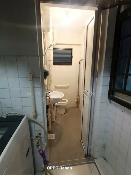 853 Woodlands Street 83, 853 Woodlands Street 83, 3 Bedrooms, 904 sqft, HDB Flat For Sale, by Mohd Zaini Sardek, 500196579 - Bathroom - PropertyGuru.com.sg