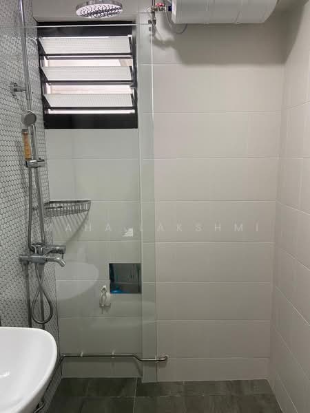 757 Yishun Street 72, 757 Yishun Street 72, Room Rental, 700 sqft, HDB Flat For Rent, by MAHA LAKSHMI, 500196586 - Master toilet - PropertyGuru.com.sg