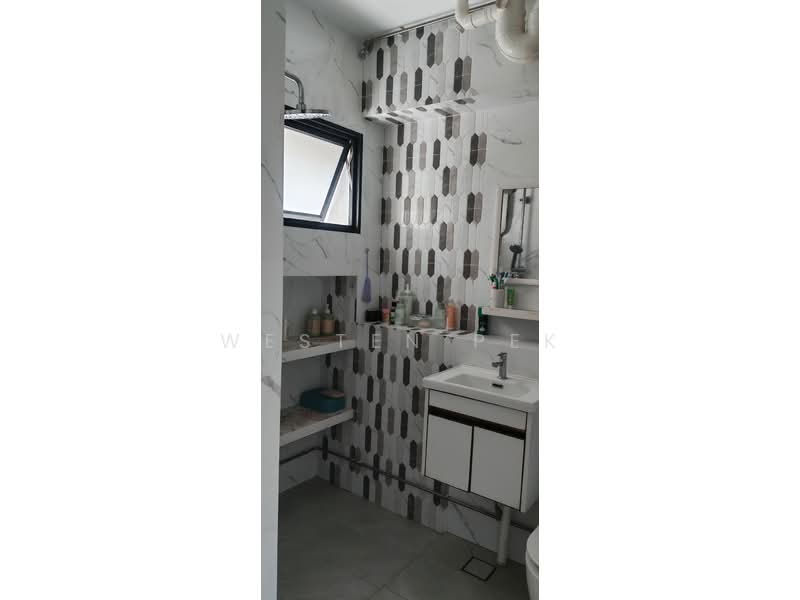 751 Choa Chu Kang North 5, 751 Choa Chu Kang North 5, 3 Bedrooms, 1,378 sqft, HDB Flat For Sale, by Westen Pek, 500196608 - Master Bathroom - PropertyGuru.com.sg