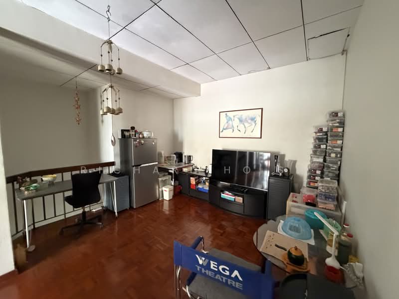 Huge land near Lucky Heights, Sennett Road, 4 Bedrooms, 2,500 sqft, Semi-Detached House For Sale, by Richard Ho SW, 500196690 - L2 Living Room - PropertyGuru.com.sg