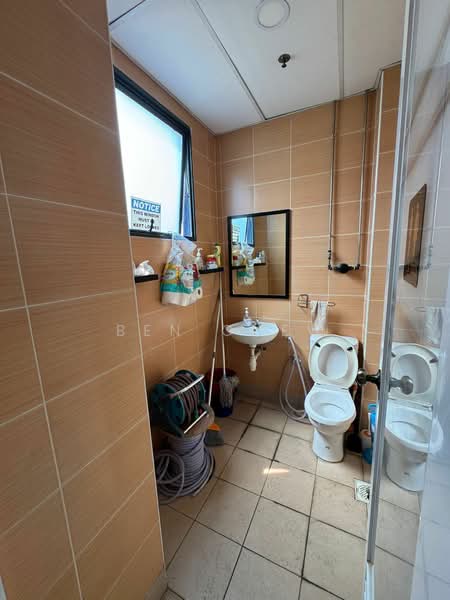 Tradehub 21, 26 Boon Lay Way, 3,853 sqft, Light Industrial (B1) For Sale, by Ben Chew, 500196699 - Bathroom - CommercialGuru.com.sg