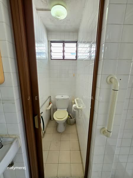 119 Lorong 1 Toa Payoh, 119 Lorong 1 Toa Payoh, 3 Bedrooms, 699 sqft, HDB Flat For Sale, by Jeremy Tan, 500196745 - Bathroom - PropertyGuru.com.sg