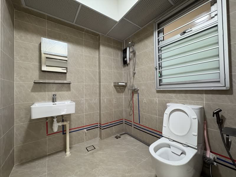 220A Tengah Garden Walk, 220A Tengah Garden Walk, Room Rental, 140 sqft, HDB Flat For Rent, by Jamie Tan, 500196762 - Master Bathroom - PropertyGuru.com.sg