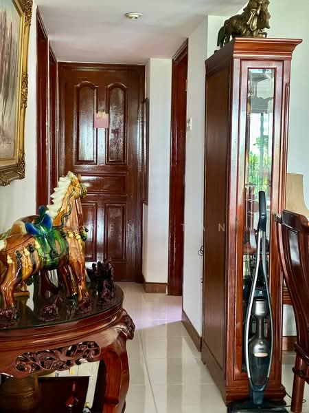 Melville Park, 12 Simei Street 1, 3 Bedrooms, 1,475 sqft, Apartment For Sale, by Irene Tan, 500196763 - Interior Corridor to Kitchen - PropertyGuru.com.sg